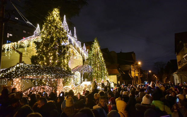 Кућа из бајке у духу Аладина: Засијала новогодишња декорација на дому Вука Томића
